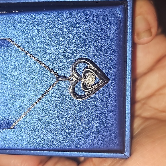 Sterling silver necklace with a dancing crust diamond in the middle ๐ - Picture 2 of 6